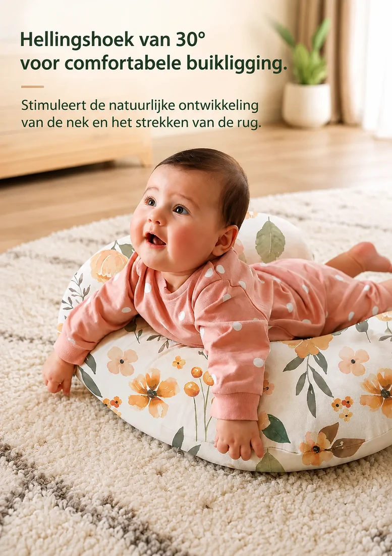 Een baby op zijn buik met de armpjes op het voedingskussen met bloemmotief, op een kleed